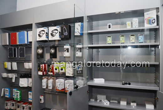 Mangaluru: Robbery at Apple showroom; items worth Rs. 20 lac looted 1